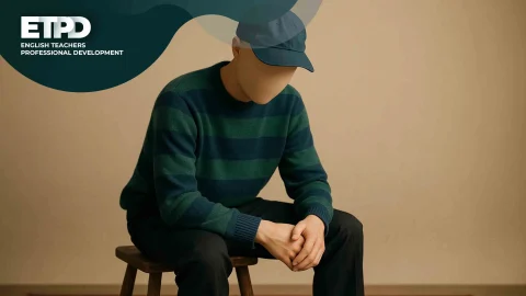 فردی بدون چهره با لباس‌های وینتیج روی چهارپایه چوبی نشسته، در استودیو با نور نرم و فرش ایرانی در زیر پا