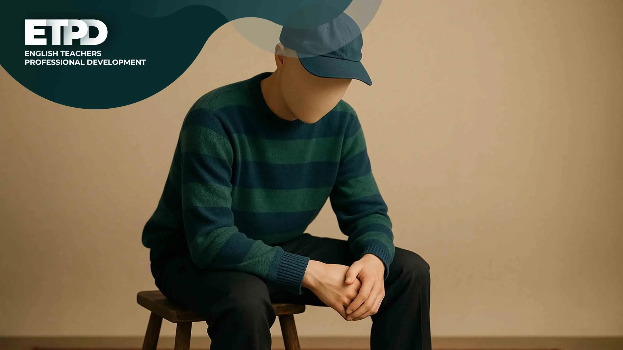 فردی بدون چهره با لباس‌های وینتیج روی چهارپایه چوبی نشسته، در استودیو با نور نرم و فرش ایرانی در زیر پا