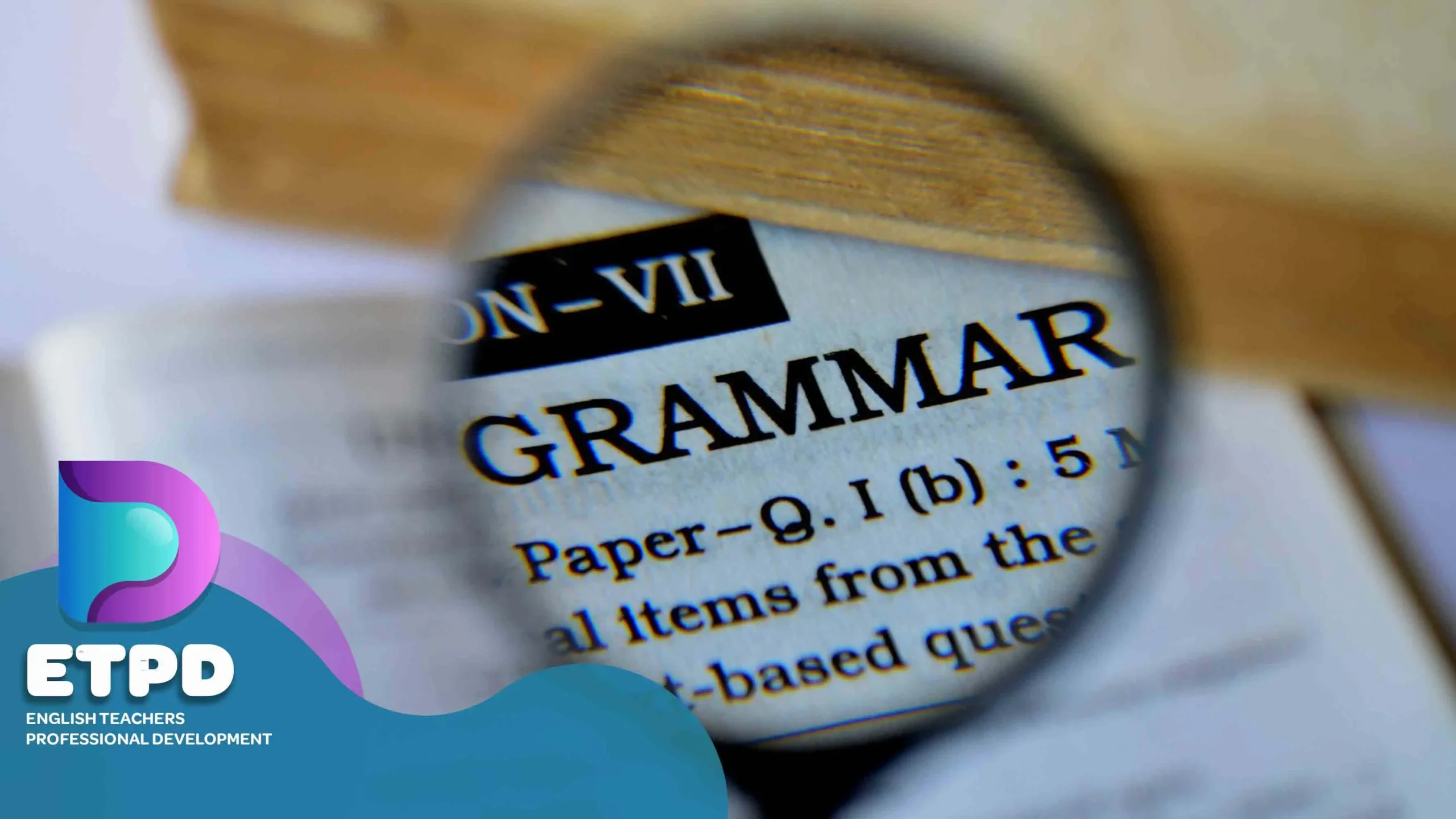 یک کتاب واژه‌نامه باز شده و یک ذره‌بین روی واژه «Grammar» قرار دارد.